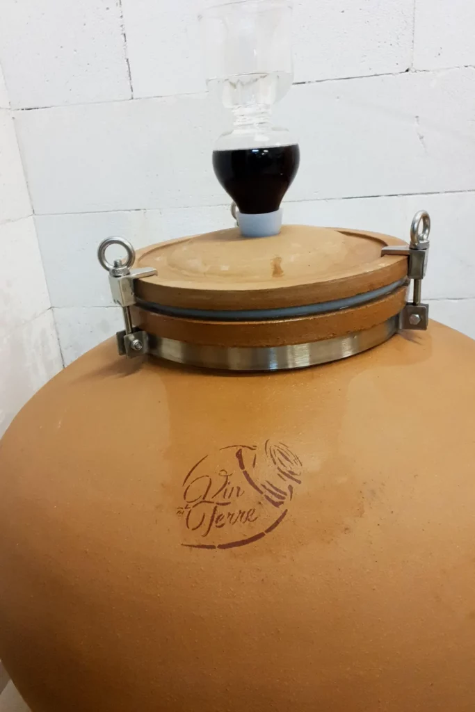 Domaine Véronique Antoine - Jarre d’élevage au chai, vin rouge dans la bonde
