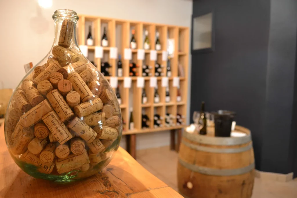 Le Bouc et la Treille - Le caveau, sa bonbonne de bouchons et son casier à bouteilles