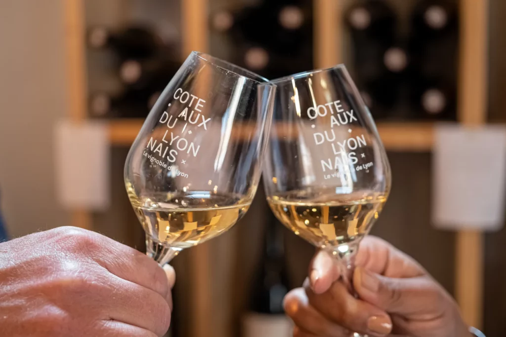 Le Bouc et la Treille - Deux verres gravés Coteaux du Lyonnais levés au caveau