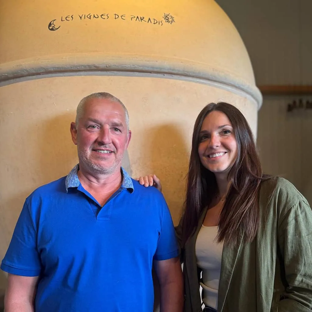 Les Vignes de Paradis - Dominique et Justine Lucas devant une cuve marquée au nom du domaine