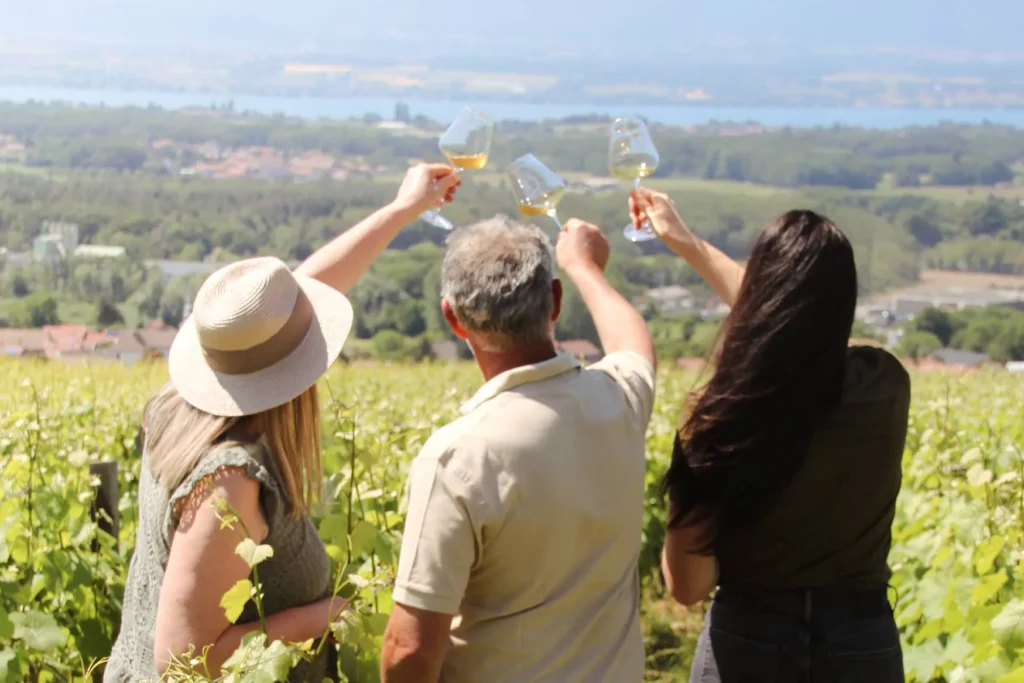 Les Vignes de Paradis - La famille Lucas lève son verre dans les vignes, face au Léman