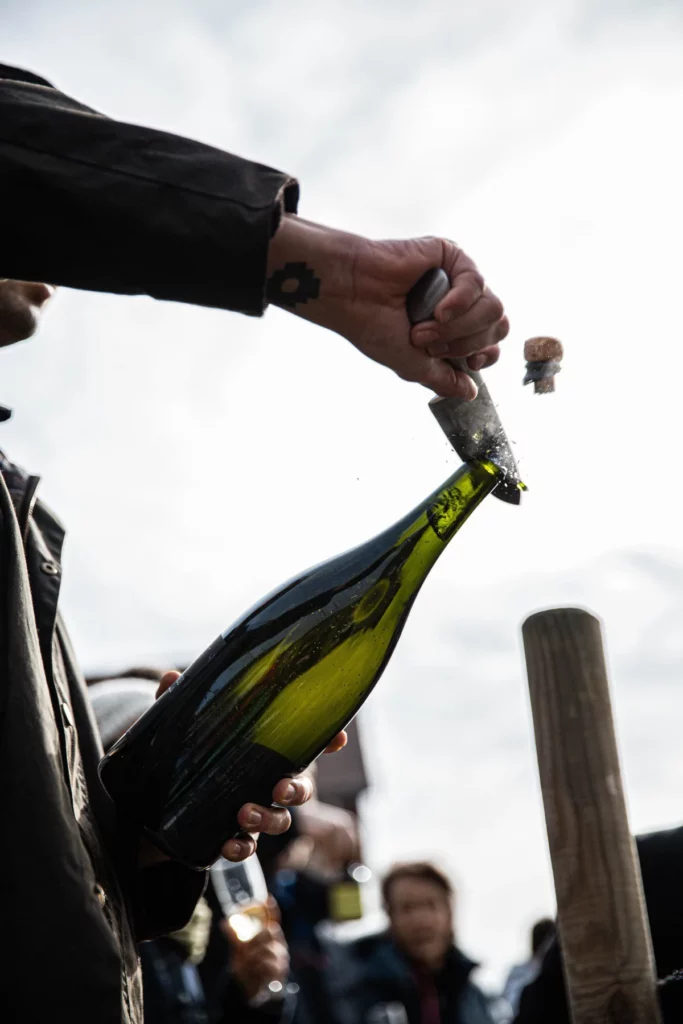 Maison Bonnard - Ouverture d’une bouteille d’effervescent en plein air