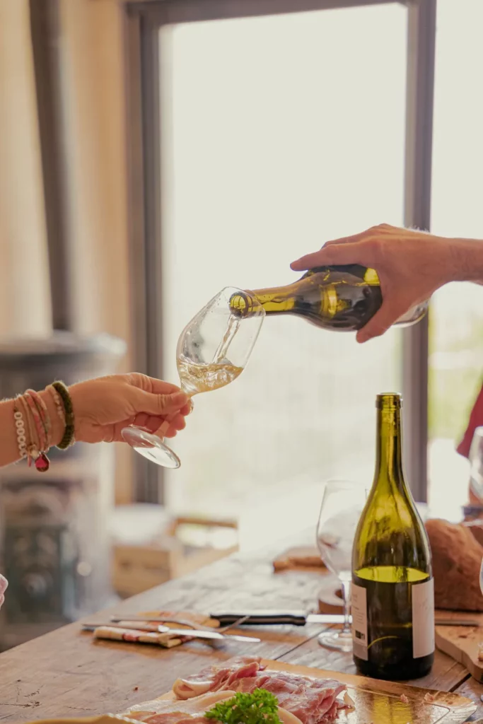 Maison Bonnard - Service du vin lors d’un repas au domaine