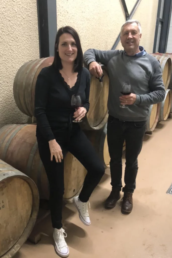 Maison Yves Duport - Yves et Lucie Duport devant les fûts de la cave à Groslée-Saint-Benoit