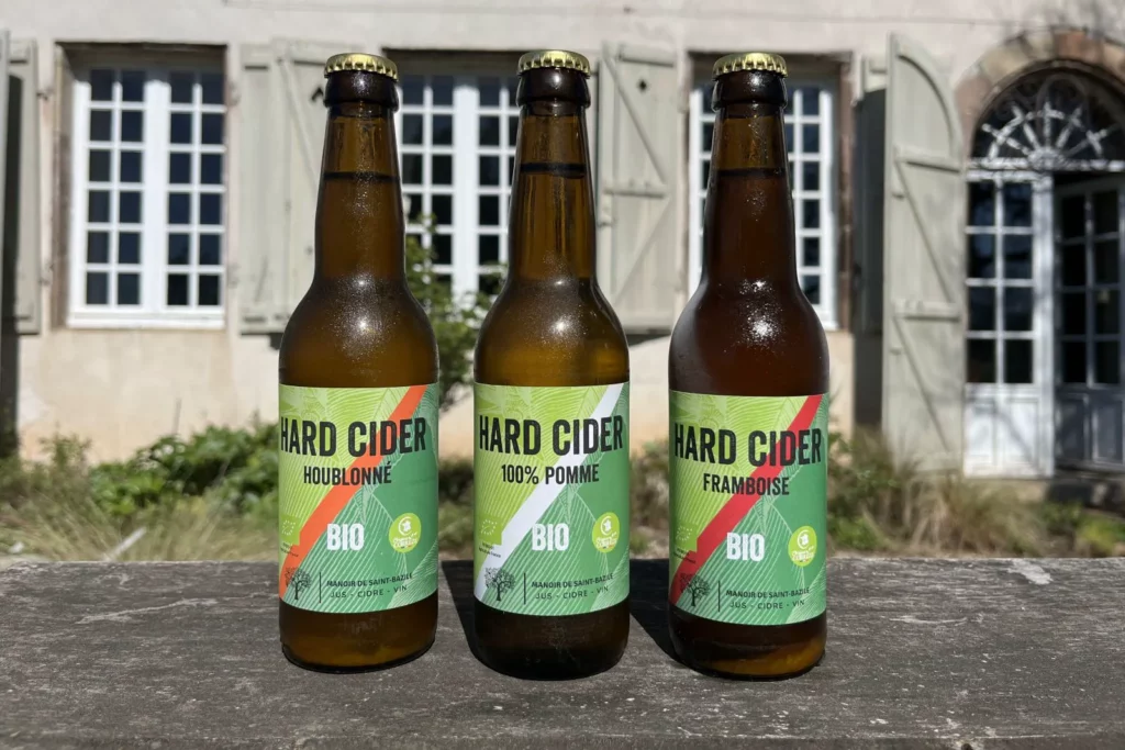 Manoir de Saint-Bazile - Les trois hard ciders bio posés devant la façade du manoir