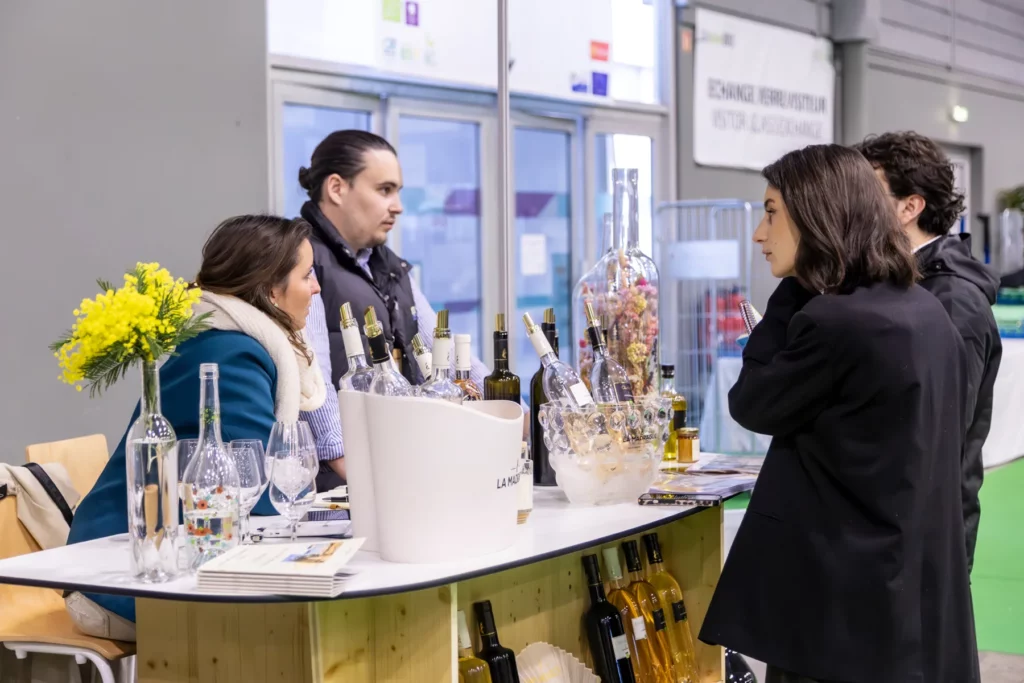 Millésime Bio - Échange entre vignerons et acheteurs sur un stand du salon