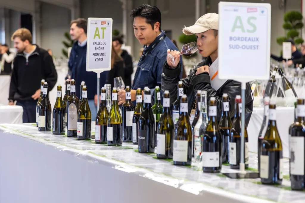 Millésime Bio - Dégustation libre à l’œnothèque, bouteilles classées par région