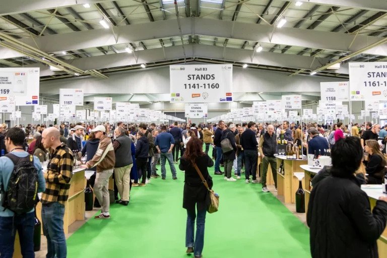 Millésime Bio - Vue d’un hall du salon, ses rangées de stands identiques et ses visiteurs