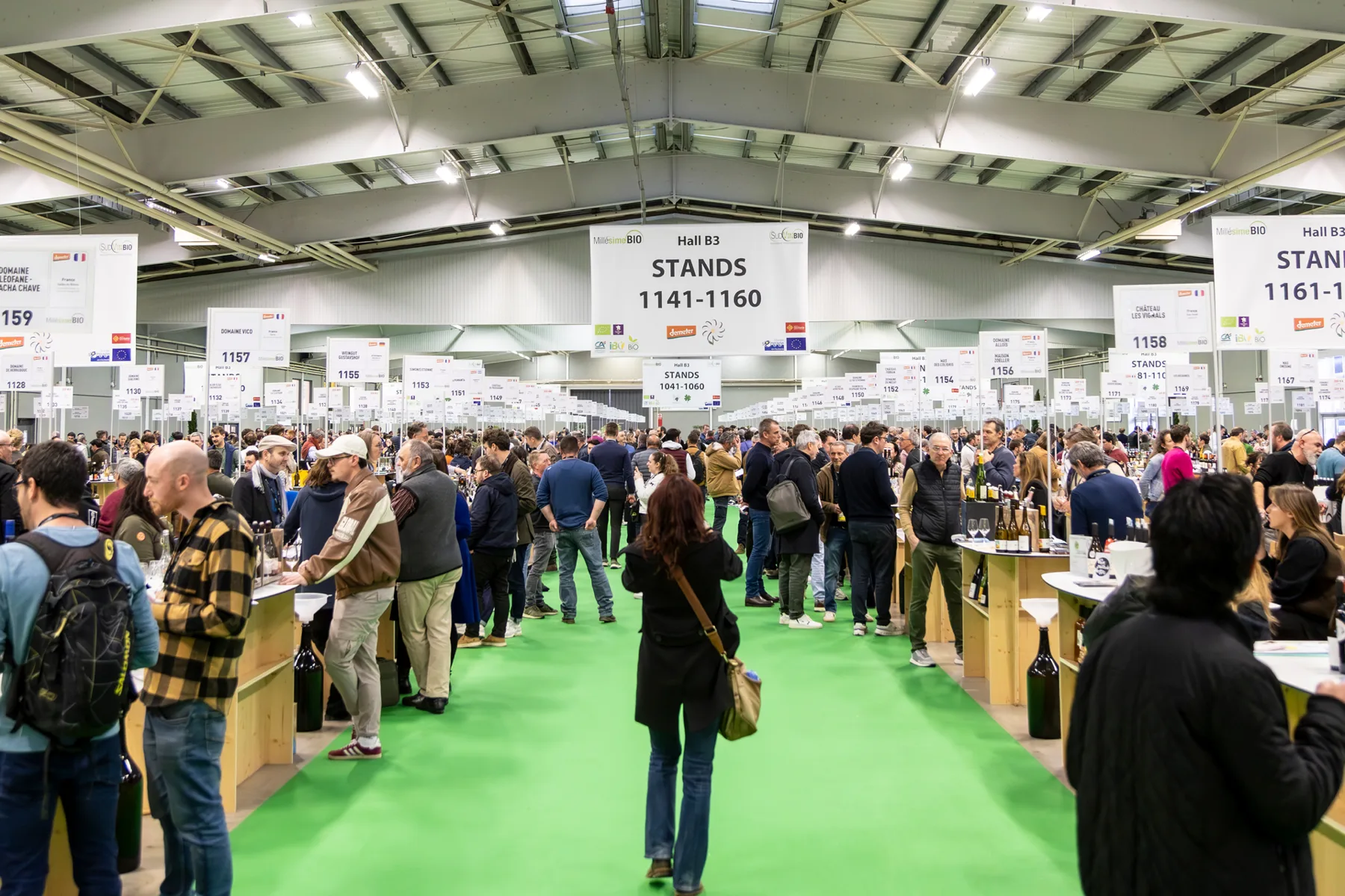 Millésime Bio - Vue d’un hall du salon, ses rangées de stands identiques et ses visiteurs