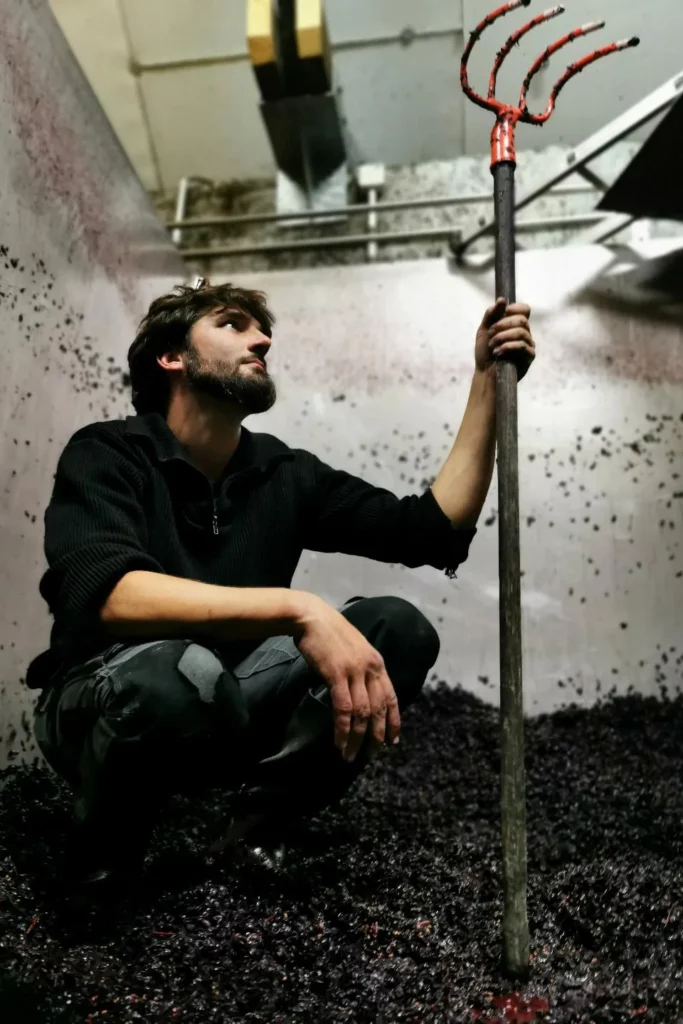 Sagesse des Sols - Frédéric Roger au décuvage, fourche en main dans la cuve
