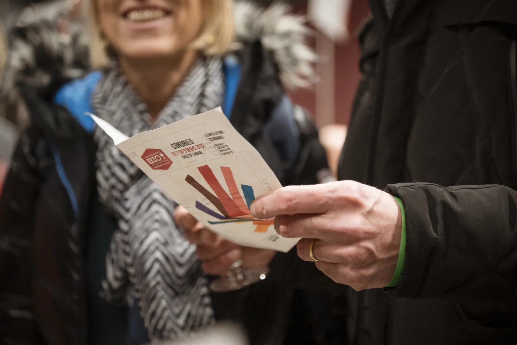 Salon des vignerons bio de Rhône-Alpes et d’Auvergne - Deux visiteurs consultent le dépliant du salon à Condrieu