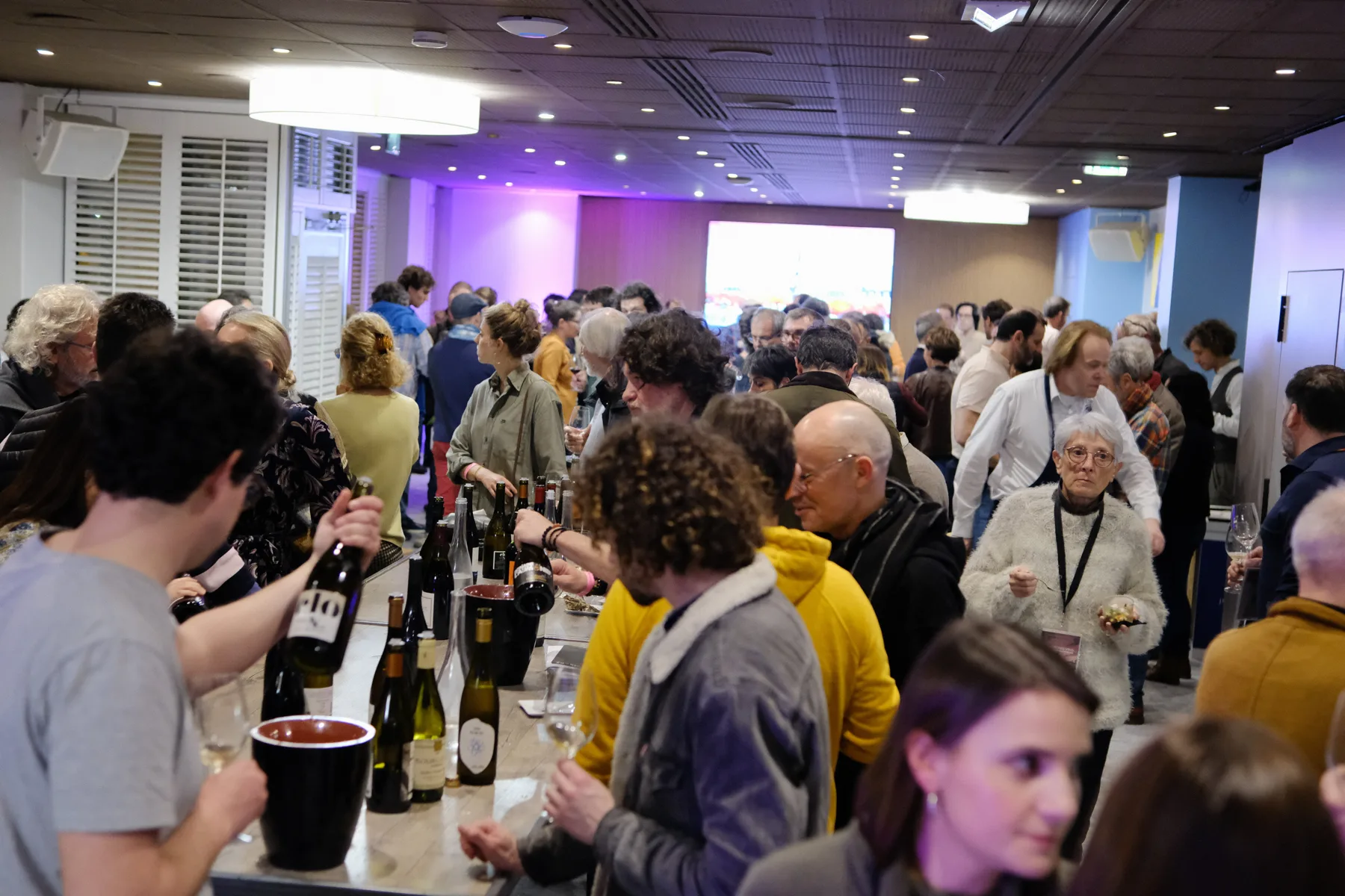 Salon des vins Demeter & La Levée de la Loire à Paris - Salle comble, visiteurs verre en main autour des tables de dégustation