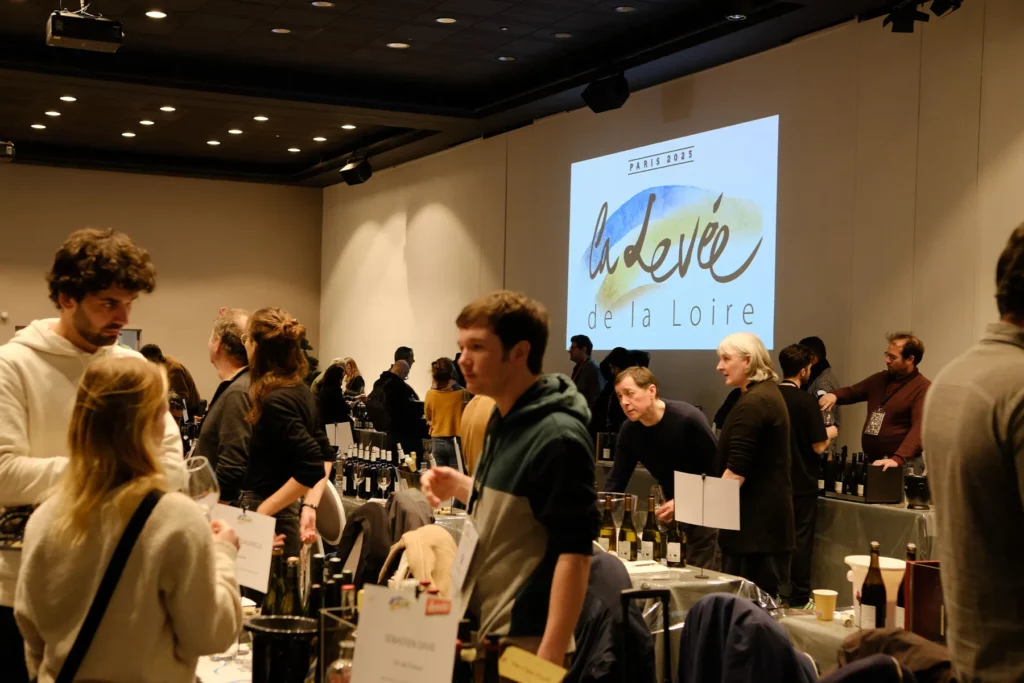 Salon des vins Demeter & La Levée de la Loire à Paris - Dégustation devant l’écran au logo de La Levée de la Loire