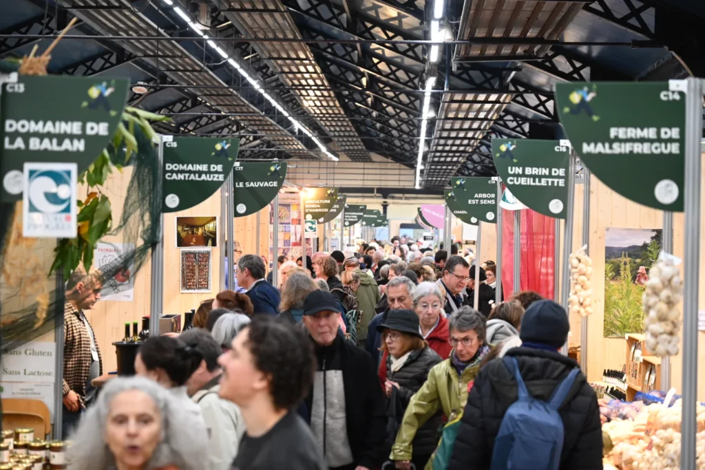 Salon Marjolaine - Allée du salon avec le stand du Domaine de Cantalauze entre deux producteurs