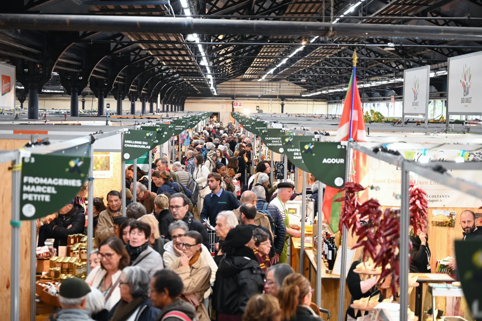 Salon Marjolaine - Grande allée du hall sous la charpente métallique, un jour d’affluence