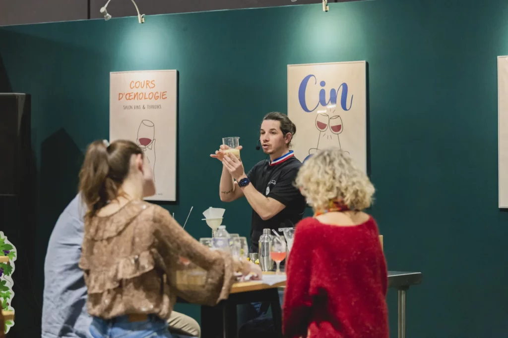 Salon Vins & Terroirs de Toulouse - Animateur d’un atelier de dégustation levant un verre devant les participants