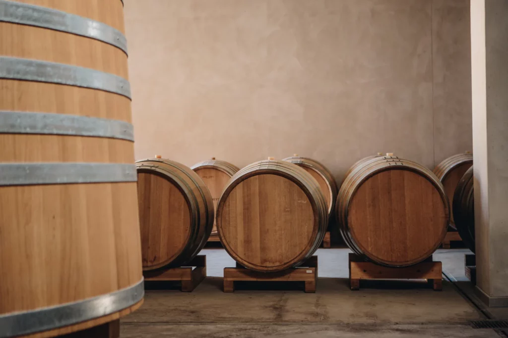 Sant'Armettu - Fûts et cuve en bois dans le chai d'élevage
