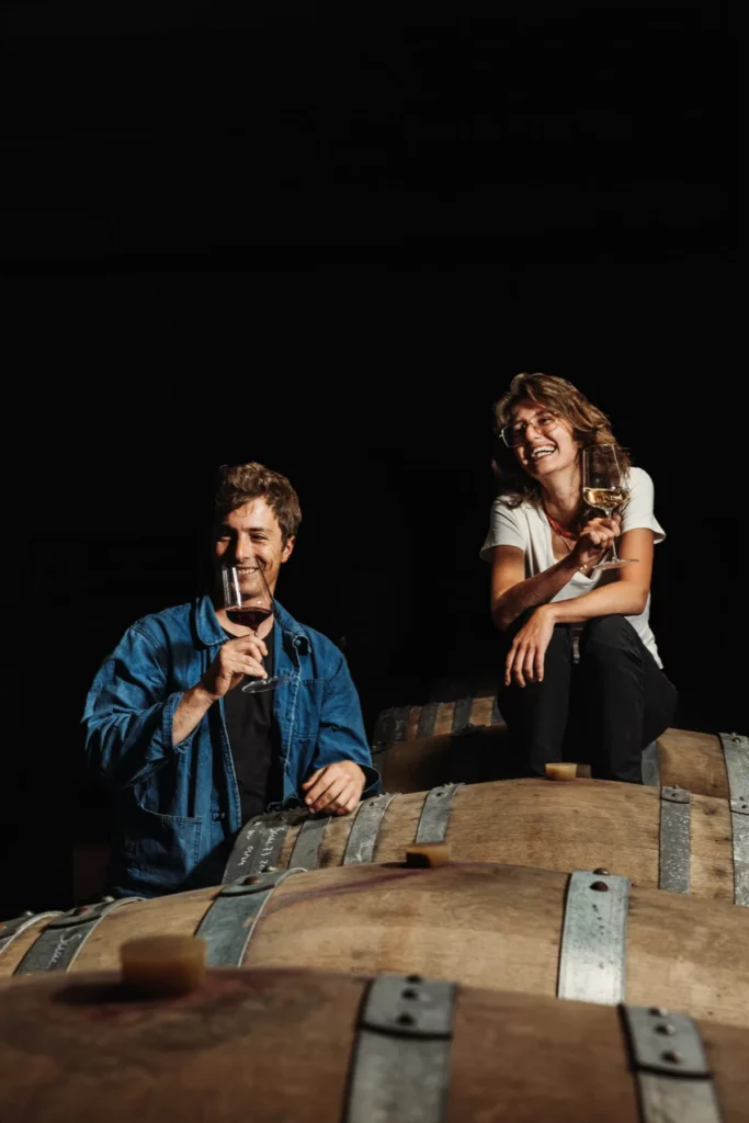 Sant'Armettu - Jeanne et Guillaume Seroin assis sur les fûts de la cave