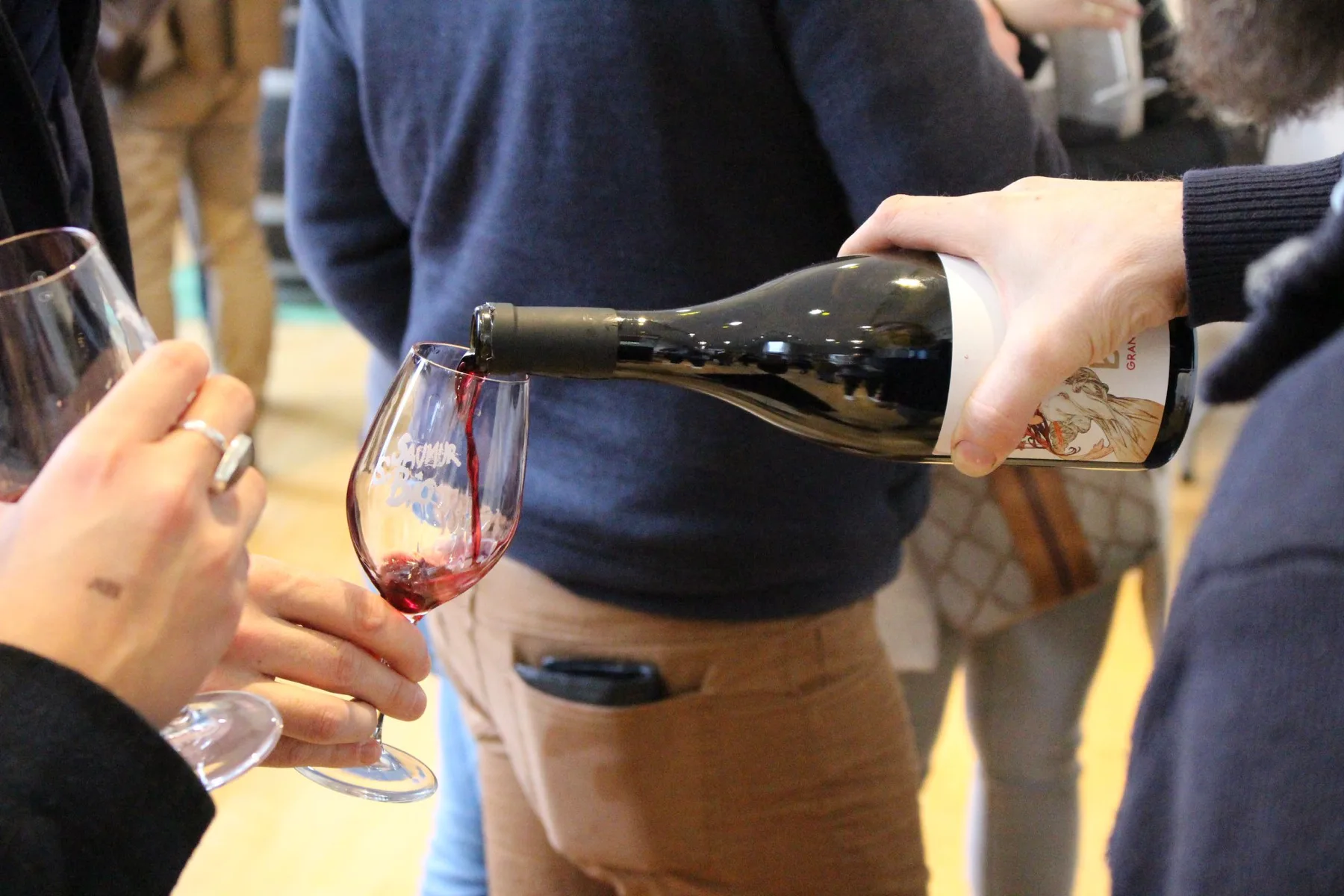 Saumur So Bio - Vin rouge versé dans un verre de dégustation, au milieu des visiteurs du salon
