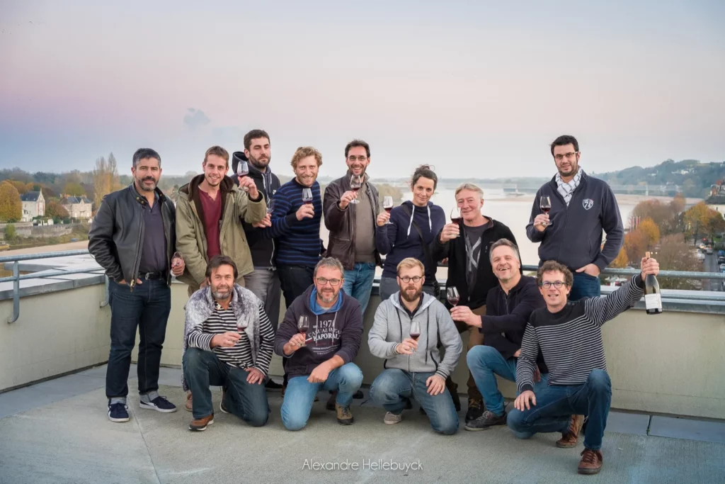 Saumur So Bio - Les vignerons du collectif réunis sur une terrasse au bord du fleuve, verre à la main