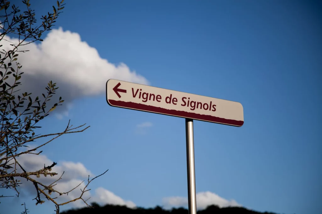 Vigne de Signols - Panneau indiquant le domaine sur la route de Conques