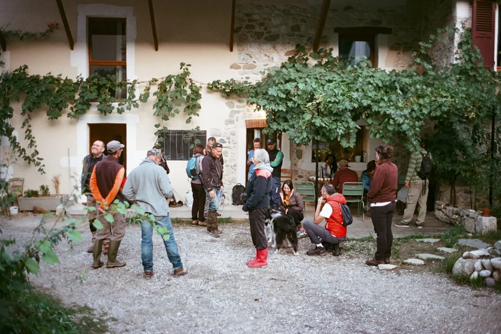 Vignerons Curtet - Une équipe réunie dans la cour de la ferme, sous la treille