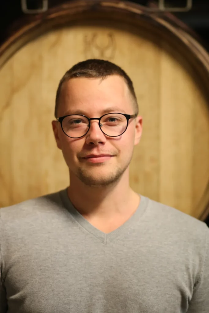 Vignoble Pellerin - Baptiste Pellerin dans la cave, devant les fûts