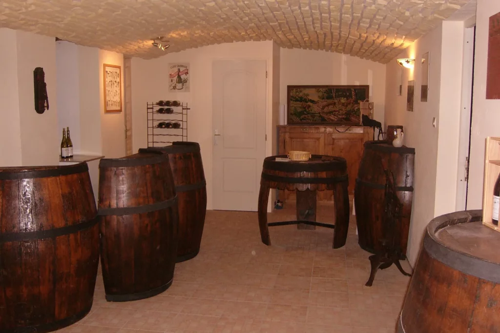 Vignoble Pellerin - Le caveau voûté et ses tonneaux
