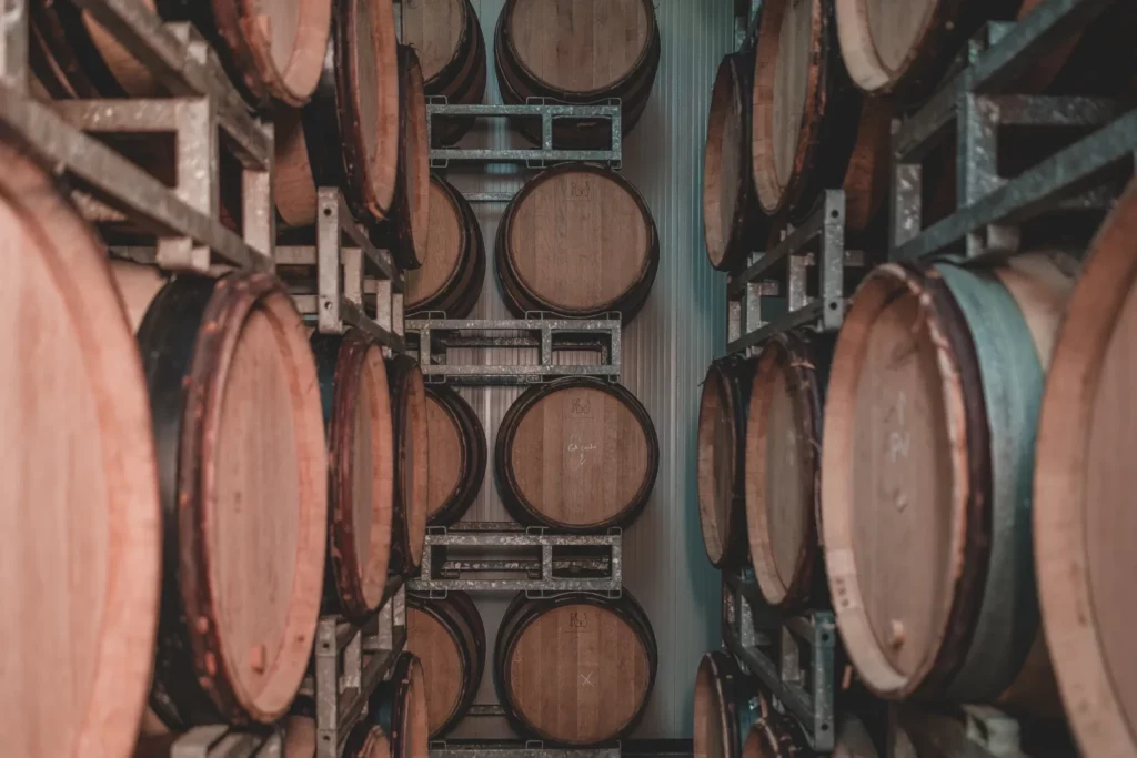 Vignoble Pellerin - Fûts de chêne empilés sur leurs racks dans la cave