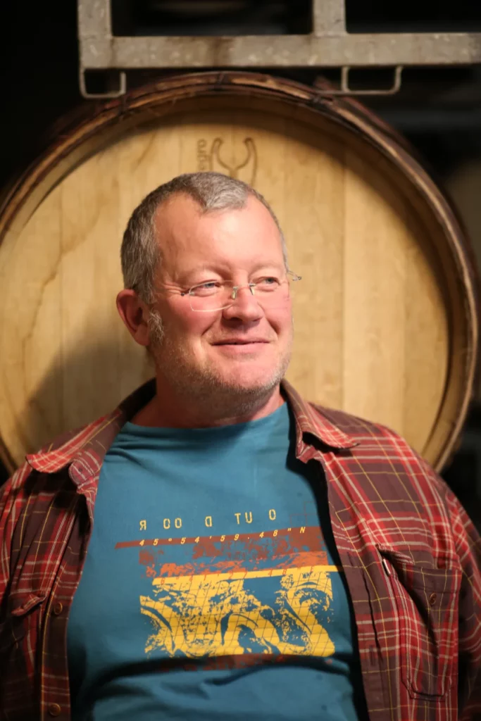 Vignoble Pellerin - Jean-Christophe Pellerin devant un fût de chêne