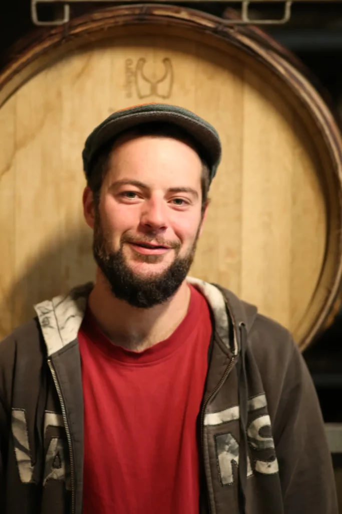 Vignoble Pellerin - Lucien Pellerin dans la cave, devant les fûts