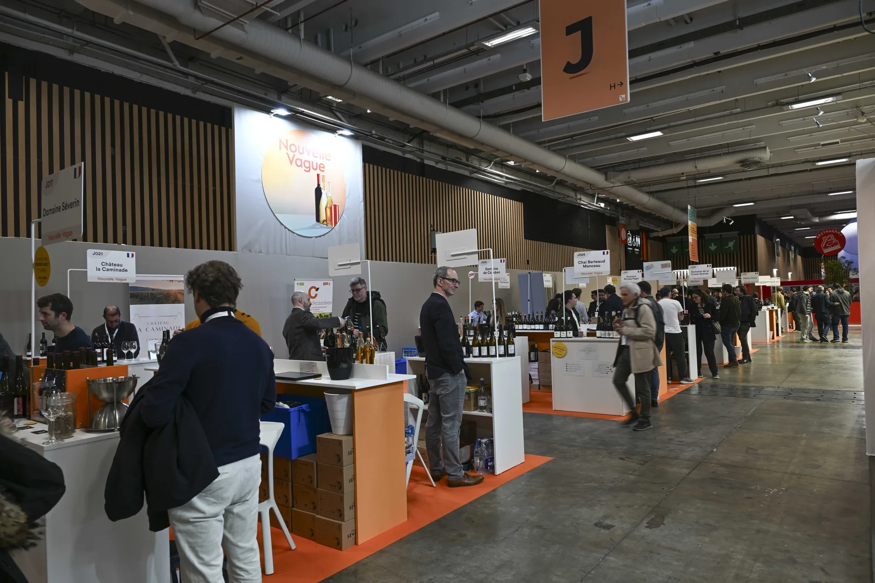Wine Paris - Allée de l’espace Nouvelle Vague, comptoirs de jeunes domaines à Paris Expo Porte de Versailles