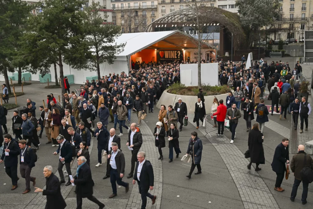 Wine Paris - Visiteurs professionnels traversant l’esplanade du parc des expositions, premier jour de l’édition 2026
