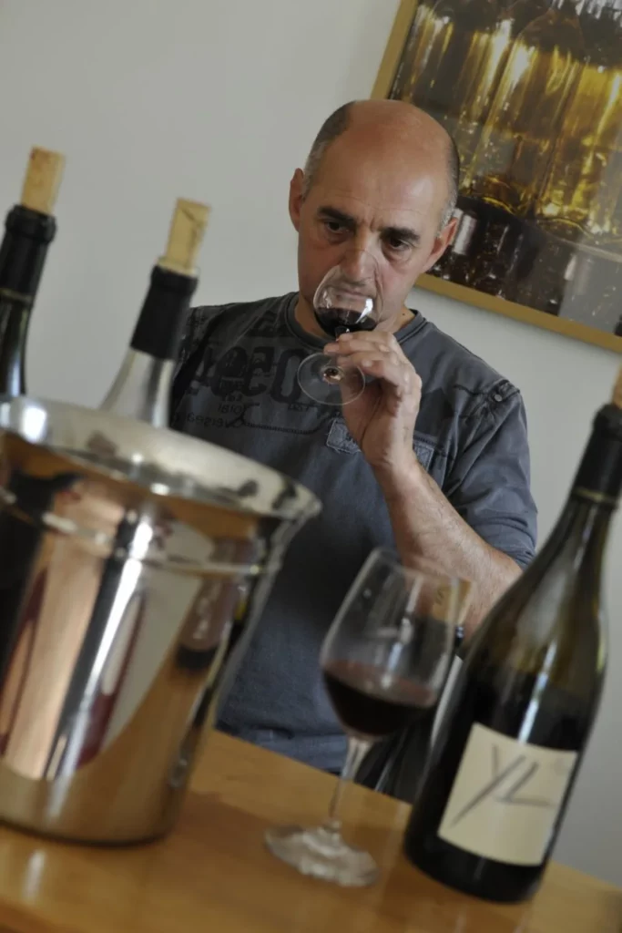 Yves Leccia - Le vigneron goûte un vin rouge